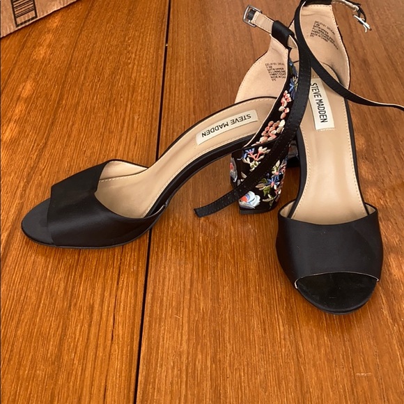 Steve Madden Shoes - Steve Madden patent and embroidered heels new